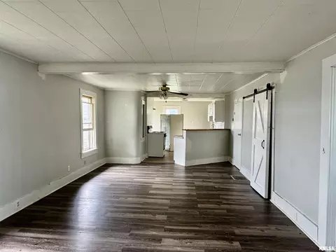 Living - 906 E Locust St, Canton, IL 61520 photo 2 of 4