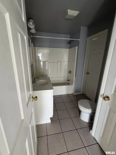 Bath - 906 E Locust St, Canton, IL 61520 photo 1 of 1