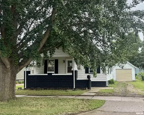 906 E Locust St, Canton, IL 61520