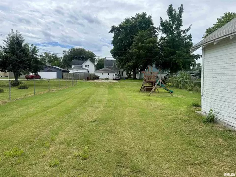 Exterior - 906 E Locust St, Canton, IL 61520 photo 1 of 2