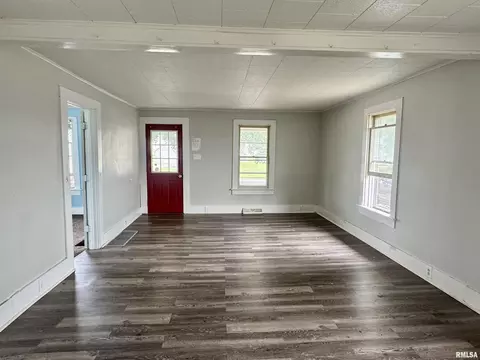 Living - 906 E Locust St, Canton, IL 61520 photo 1 of 4