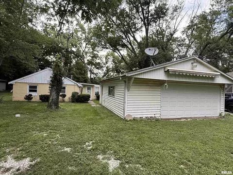 853 S Kim Moor Ave, Peoria, IL 61605