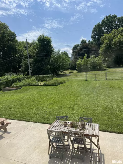 Exterior - 402 E Pearson St, Eureka, IL 61530 photo 2 of 3