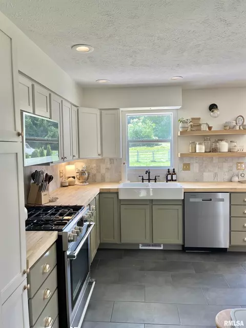 Kitchen - 402 E Pearson St, Eureka, IL 61530 photo 1 of 3