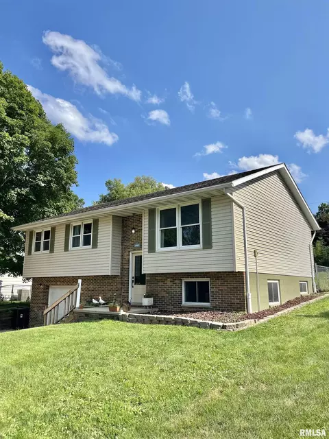 Exterior - 402 E Pearson St, Eureka, IL 61530 photo 1 of 3