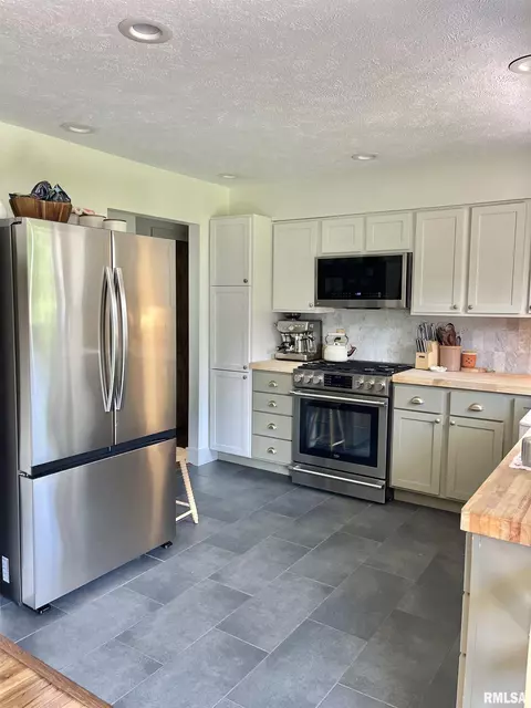 Kitchen - 402 E Pearson St, Eureka, IL 61530 photo 2 of 3