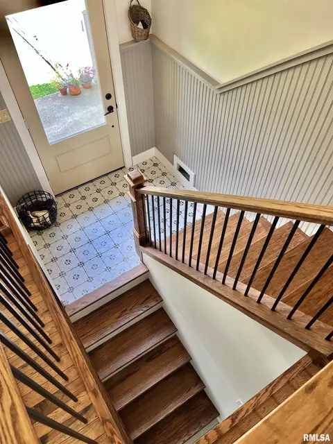 Entry Way - 402 E Pearson St, Eureka, IL 61530 photo 1 of 3