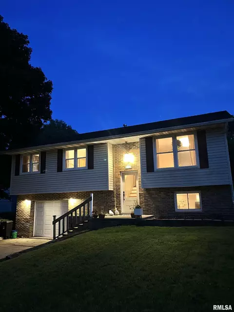Exterior - 402 E Pearson St, Eureka, IL 61530 photo 3 of 3