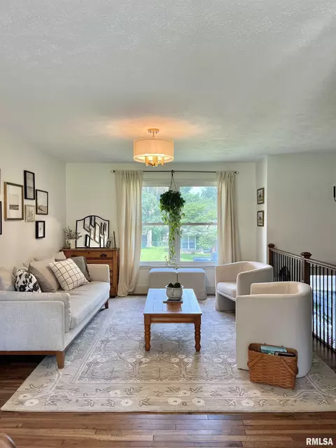 Living - 402 E Pearson St, Eureka, IL 61530 photo 1 of 4