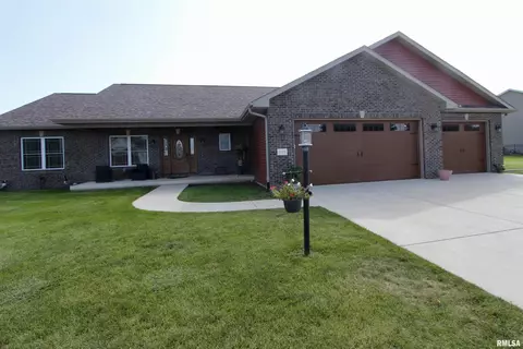 1324 Cedar Lake Dr, Metamora, IL 61548