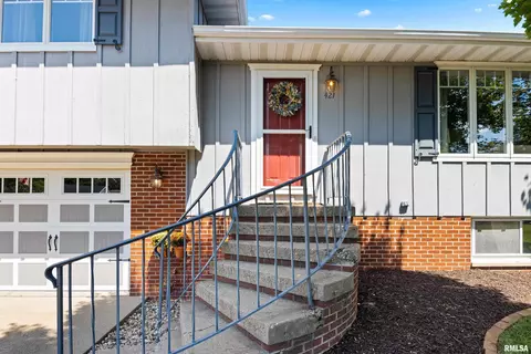 Exterior - 421 Crestview Dr, Metamora, IL 61548 photo 4 of 10