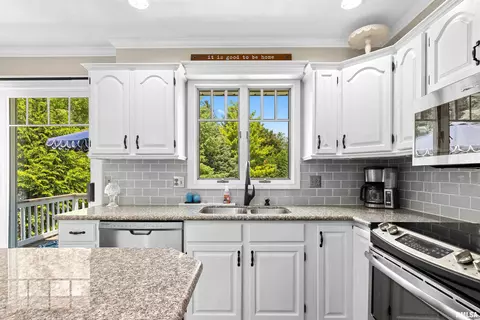 Kitchen - 421 Crestview Dr, Metamora, IL 61548 photo 4 of 5