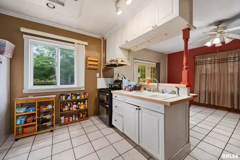 902 E Arcadia Ave, Peoria, IL 61603 photo 7