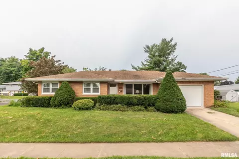 1101 Earl St, Pekin, IL 61554