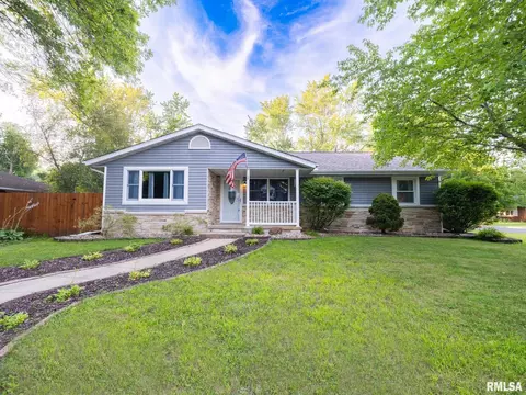 300 W 4th St, Mackinaw, IL 61755