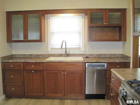 805 E Adams St, Washington, IL 61571 photo 8
