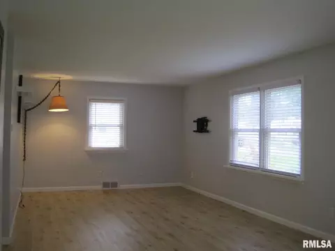 805 E Adams St, Washington, IL 61571 photo 3