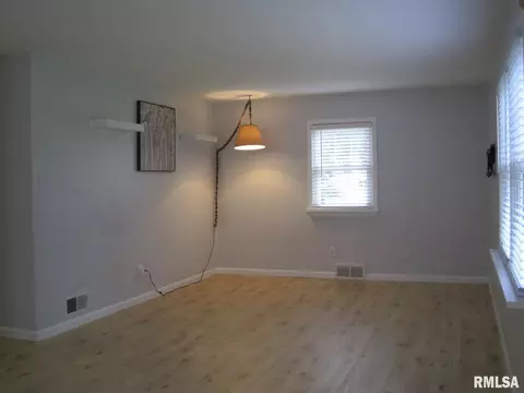 805 E Adams St, Washington, IL 61571 photo 5