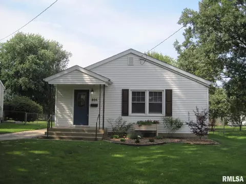805 E Adams St, Washington, IL 61571