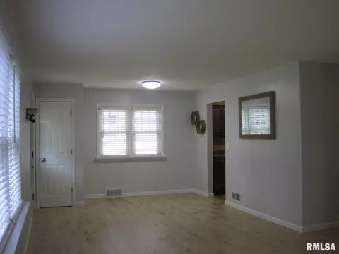 805 E Adams St, Washington, IL 61571 photo 4