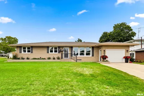 203 N 3rd St, Roanoke, IL 61561