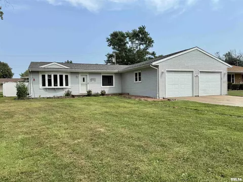 1105 Lawrence Dr, Canton, IL 61520