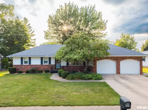 2107 Sierra Dr, Pekin, IL 61554