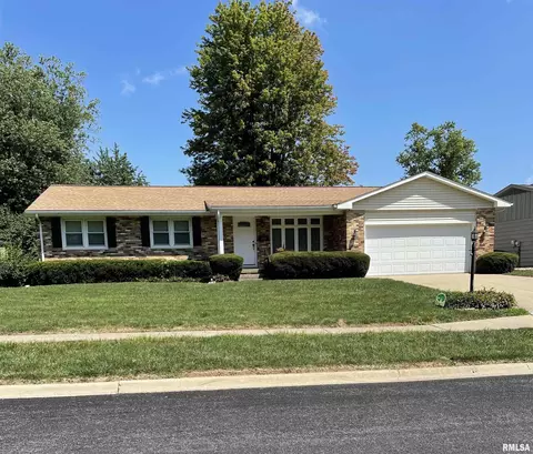 606 Yorkshire Dr, Washington, IL 61571