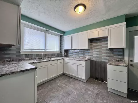 339 W Pierce St, Macomb, IL 61455 photo 9