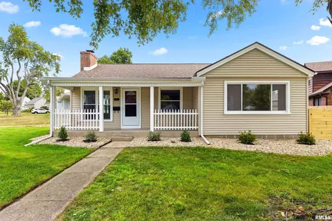 656 W Knoll Crest Dr, Peoria, IL 61614