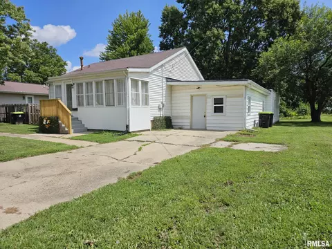 321 S Vine St, Mount Pulaski, IL 62548 photo 2