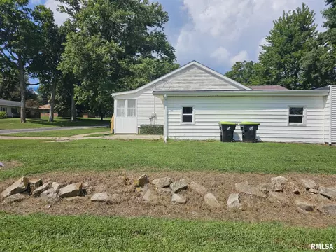 321 S Vine St, Mount Pulaski, IL 62548 photo 3