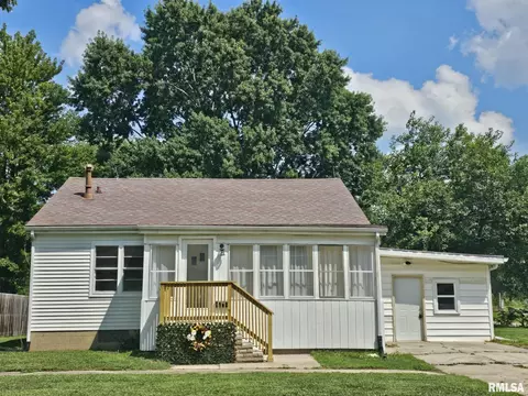 321 S Vine St, Mount Pulaski, IL 62548
