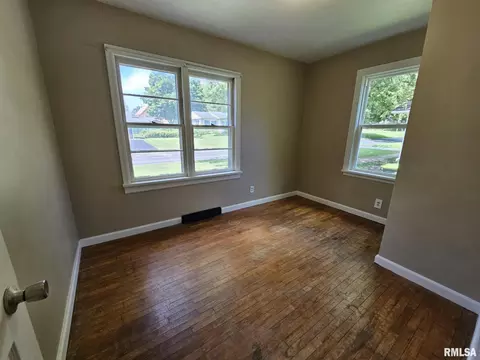 321 S Vine St, Mount Pulaski, IL 62548 photo 22