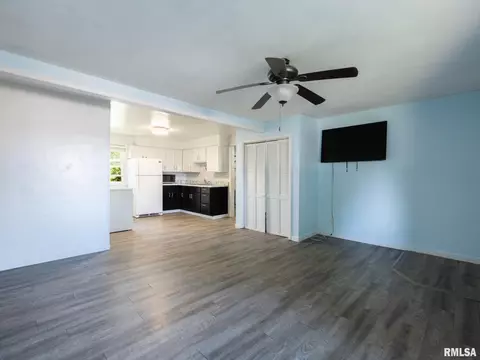 Living - 111 Bryant St, Morton, IL 61550 photo 6 of 7