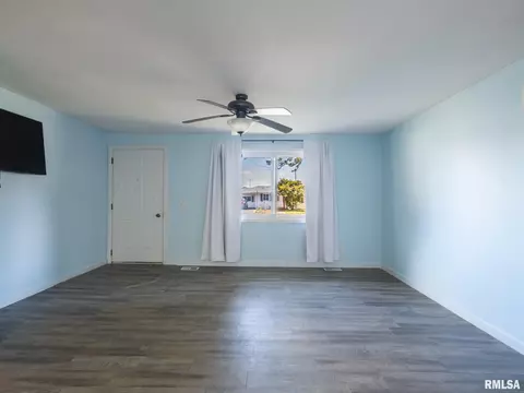 Living - 111 Bryant St, Morton, IL 61550 photo 2 of 7