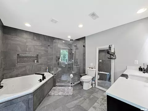 Bath - 7029 S Gerdes Rd, Mapleton, IL 61547 photo 1 of 3