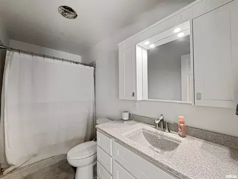 Bath - 7029 S Gerdes Rd, Mapleton, IL 61547 photo 3 of 3