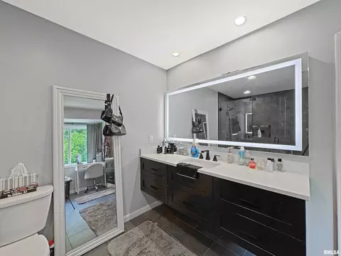Bath - 7029 S Gerdes Rd, Mapleton, IL 61547 photo 2 of 3