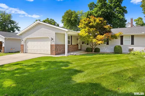 840 N Main St, Washington, IL 61571