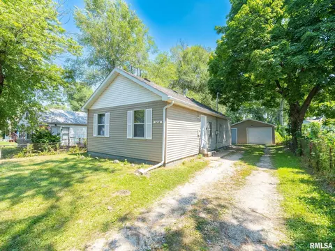 1414 S 9th St, Pekin, IL 61554