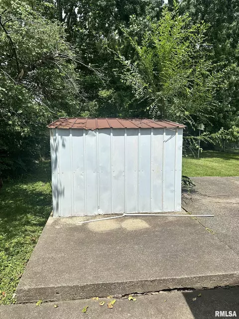 Exterior - 512 E Calhoun St, Macomb, IL 61455 photo 4 of 7