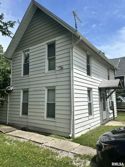 Exterior - 512 E Calhoun St, Macomb, IL 61455 photo 1 of 7