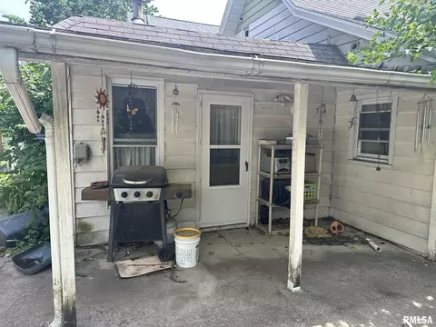 Exterior - 512 E Calhoun St, Macomb, IL 61455 photo 2 of 7