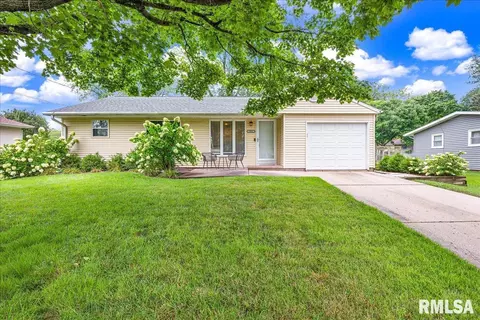 5826 N Mackinac Dr, Peoria, IL 61614