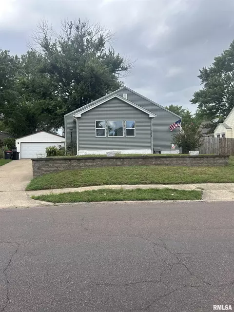 1103 S 10th St, Pekin, IL 61554