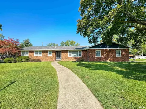 6823 N Bobolink Rd, Peoria, IL 61614