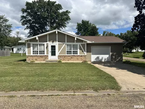 106 E Sycamore Dr, Lewistown, IL 61542