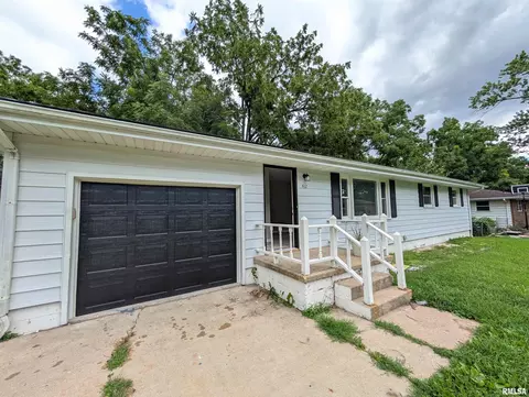 412 Elmhurst Dr, Washington, IL 61571