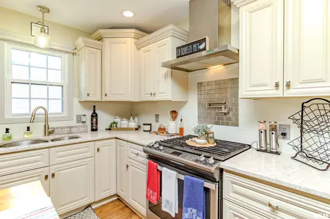 Kitchen - 20 Brompton Ct, Bloomington, IL 61704 photo 4 of 6